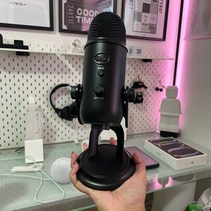 Blue Yeti Logitech BlackMicrophone for Streaming, Podcast, Voiceover